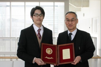 溶接学会奨学賞_を受賞した古谷さんと溶接学会長でもある粉川博之教授